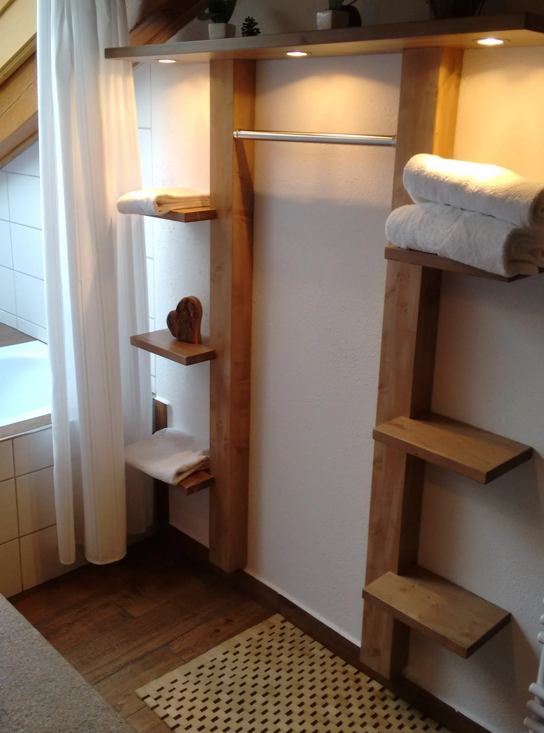 Massivholz-Möbel image 2